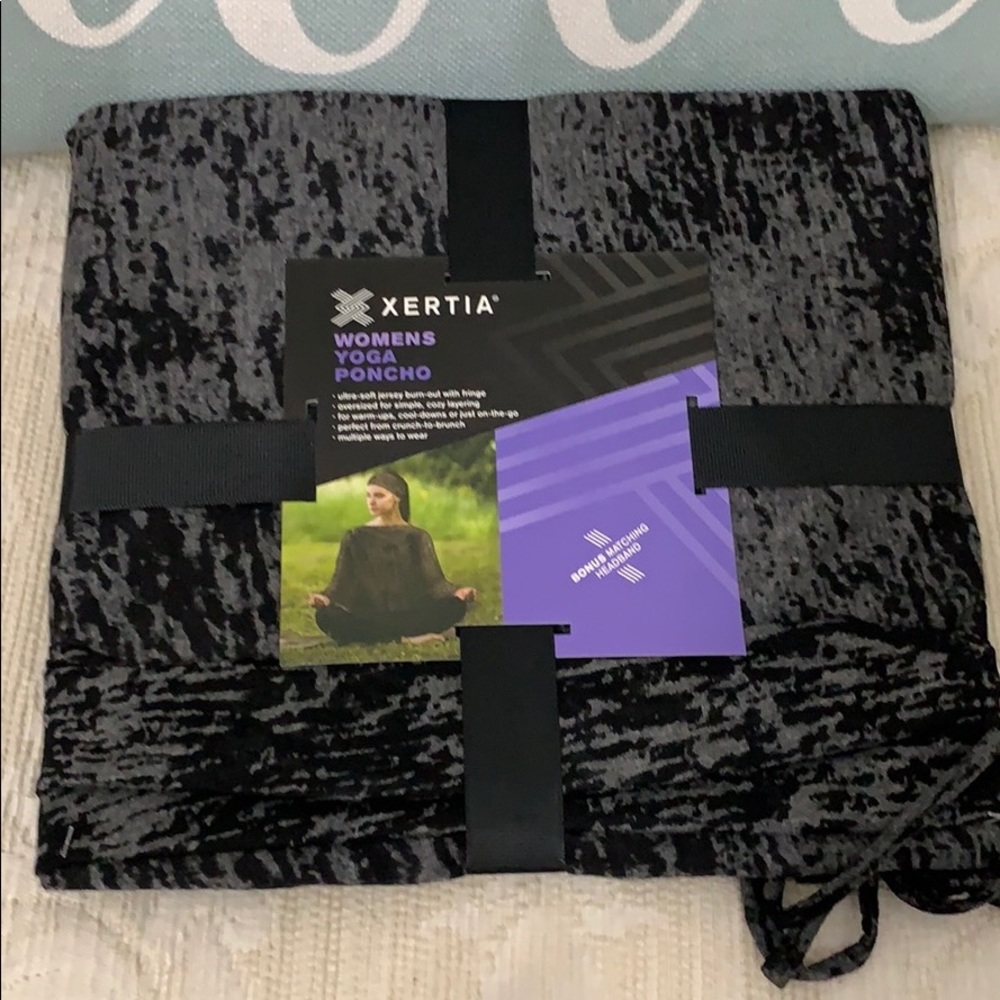 NWT Xertia Womens Yoga Poncho. Black